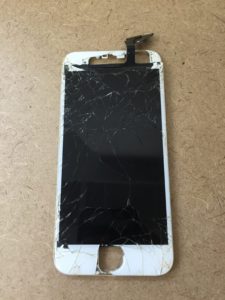 こんなに割れたiPhoneもすまほ屋では修理出来ます！(^^♪の修理実績・すまほ屋