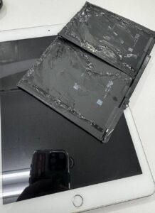 那覇市のお客様｜iPad(第8世代)のバッテリー膨張を交換修理しました