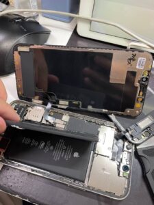 那覇市のお客様｜iPhone 12 Proの画面交換とバッテリー交換をしました